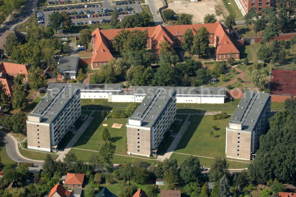 Aerial image Berlin - Blick über Mehrfamilienhäuser / Plattenbauten am Lindenberger Weg auf das Krankenhaus des Maßregelvollzugs / Forensik Abteilung IV in Berlin-Buch.