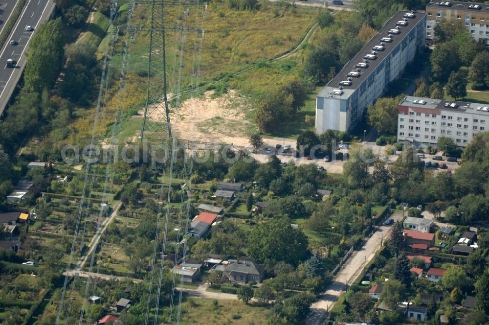 Aerial image Berlin - Blick durch eine Stromleitung auf die Kleingarten-Siedlung Kolonie An der Autobahn in Berlin-Buch.