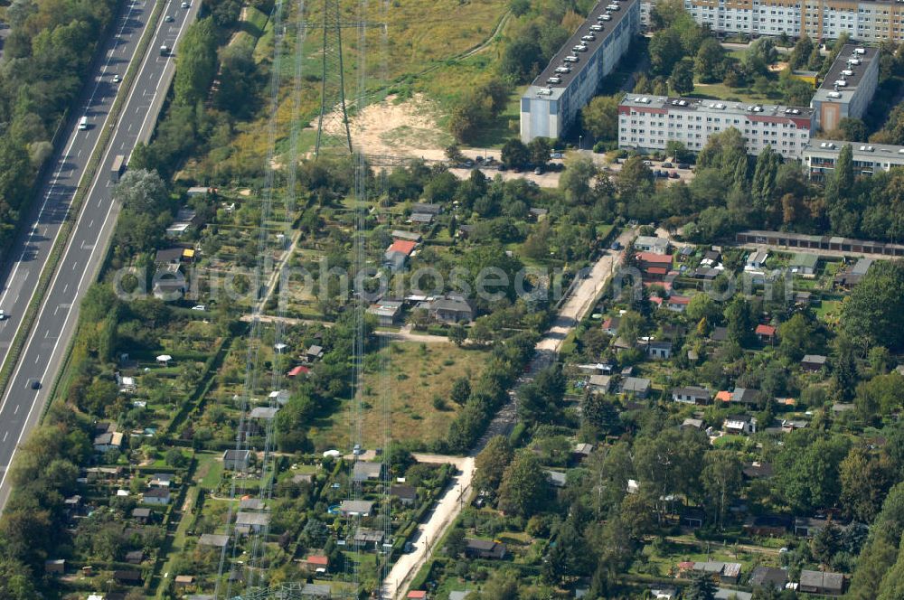 Aerial photograph Berlin - Blick durch eine Stromleitung auf die Kleingarten-Siedlungen Kolonie Zur Neuen Baumschule, Kolonie An der Autobahn und die Kolonie Steintal in Berlin-Buch.