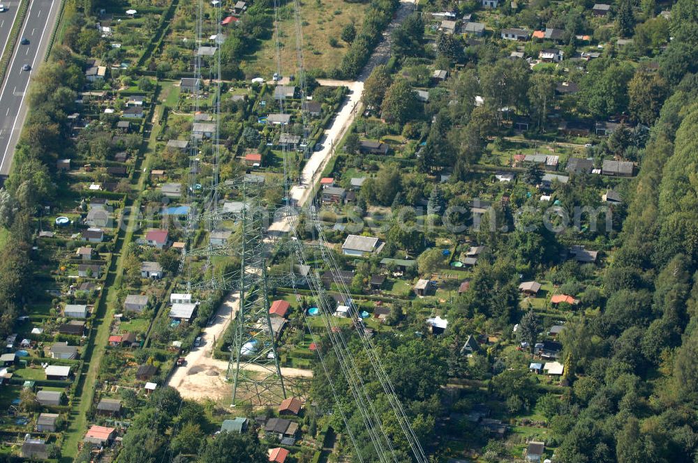 Berlin from above - Blick durch eine Stromleitung auf die Kleingarten-Siedlungen Kolonie An der Autobahn und die Kolonie Steintal in Berlin-Buch.