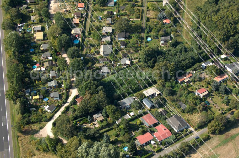 Aerial image Berlin - Blick durch eine Stromleitung auf die Kleingarten-Siedlung Behelfsheimsiedlung in Berlin-Buch.