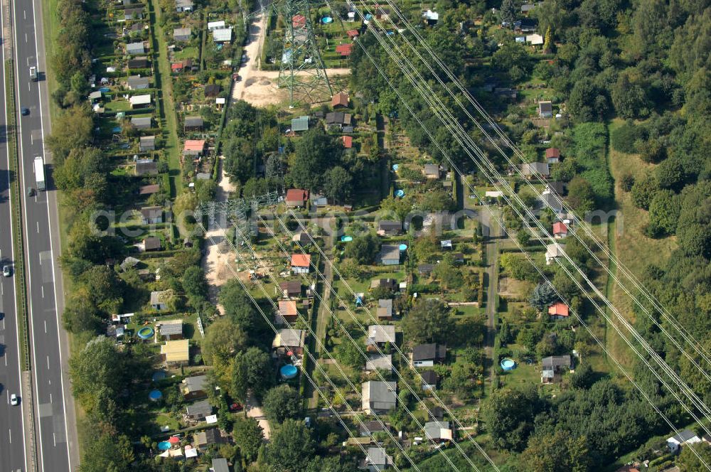 Aerial photograph Berlin - Blick durch eine Stromleitung auf die Kleingarten-Siedlung Behelfsheimsiedlung in Berlin-Buch.