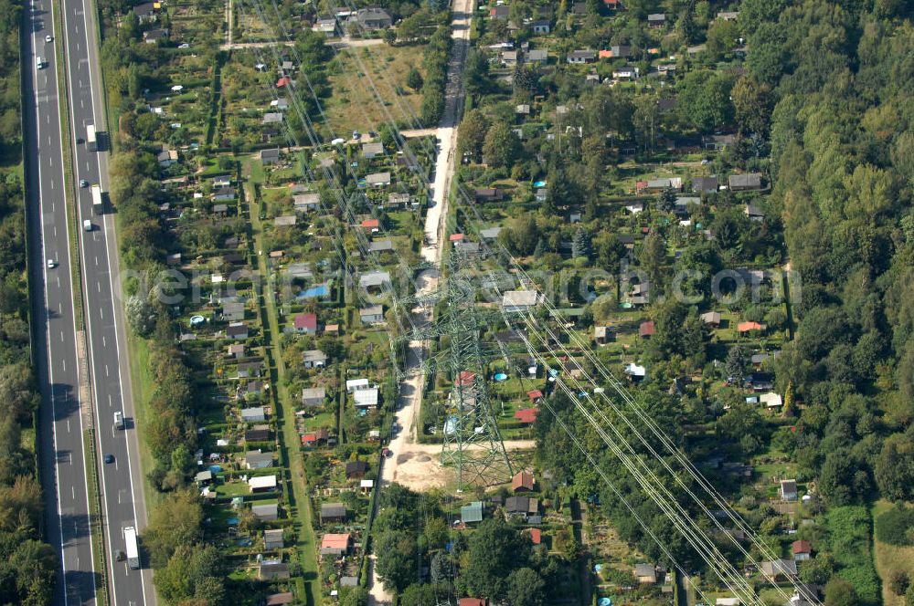 Berlin from above - Blick durch eine Stromleitung auf die Kleingarten-Siedlungen Kolonie An der Autobahn, die Kolonie Steintal und die Behelfsheimsiedlung in Berlin-Buch.