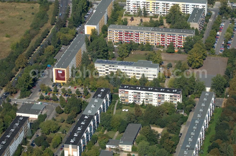 Berlin from the bird's eye view: Blick auf Mehrfamilienhäuser / Plattenbauten und die HOBB Hufeland-Schule an der Karower Chaussee Ecke Ernst-Ludwig-Heim-Straße in Berlin-Buch.