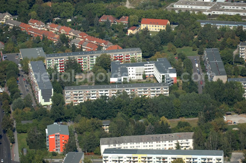 Aerial photograph Berlin - Blick über Mehrfamilienhäuser an der Robert-Rössle-Straße auf Plattenbauten an der Georg-Benjamin-Straße Ecke Theodor-Brugsch-Straße in Berlin-Buch. Innherhalb des Gebäudekomplexes befindet sich das Paritätisches Seniorenwohnen / Altenheim / Pflegeheim am Rosengarten.