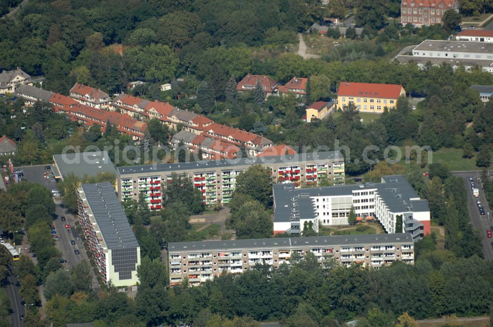 Berlin from above - Blick auf Mehrfamilienhäuser / Plattenbau an der Georg-Benjamin-Straße Ecke Theodor-Brugsch-Straße in Berlin-Buch. Innherhalb des Gebäudekomplexes befindet sich das Paritätisches Seniorenwohnen / Altenheim / Pflegeheim am Rosengarten.