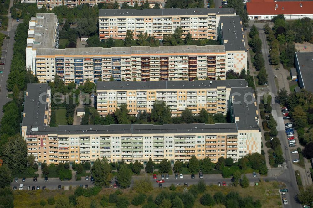 Aerial photograph Berlin - Blick auf Mehrfamilienhaus / Plattenbau an der Wolfgang-Heinz-Straße Ecke Friedrich-Richter-Straße in Berlin-Buch.