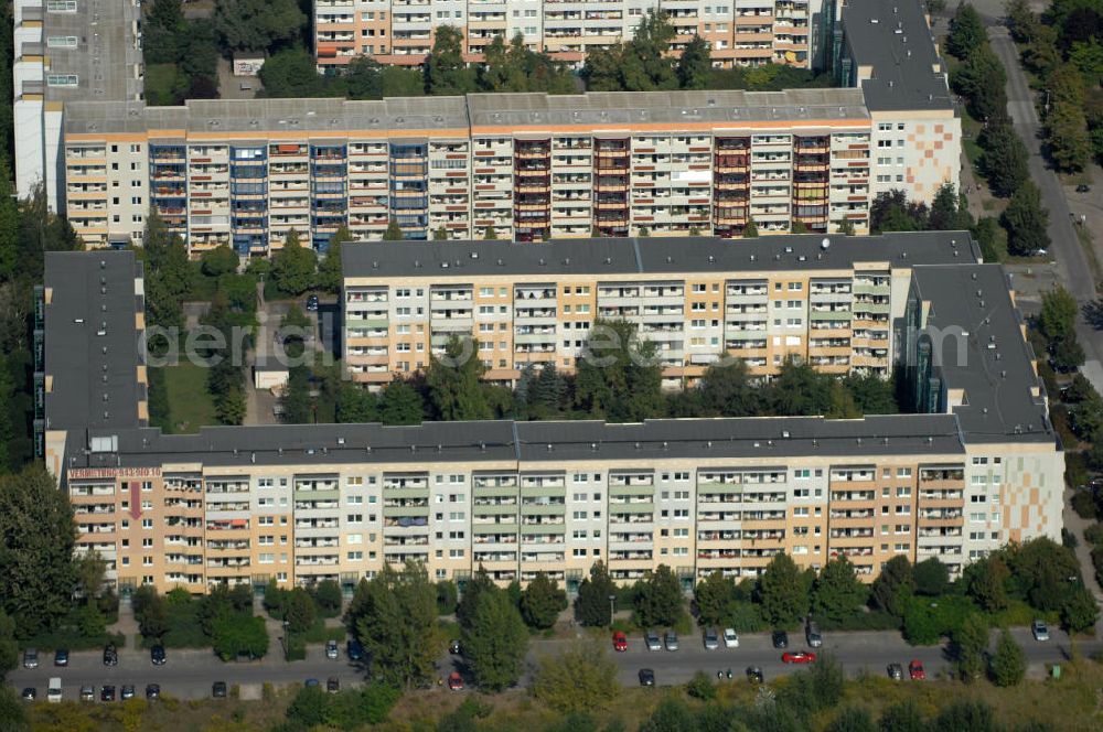 Berlin from above - Blick auf Mehrfamilienhaus / Plattenbau an der Wolfgang-Heinz-Straße Ecke Friedrich-Richter-Straße in Berlin-Buch.