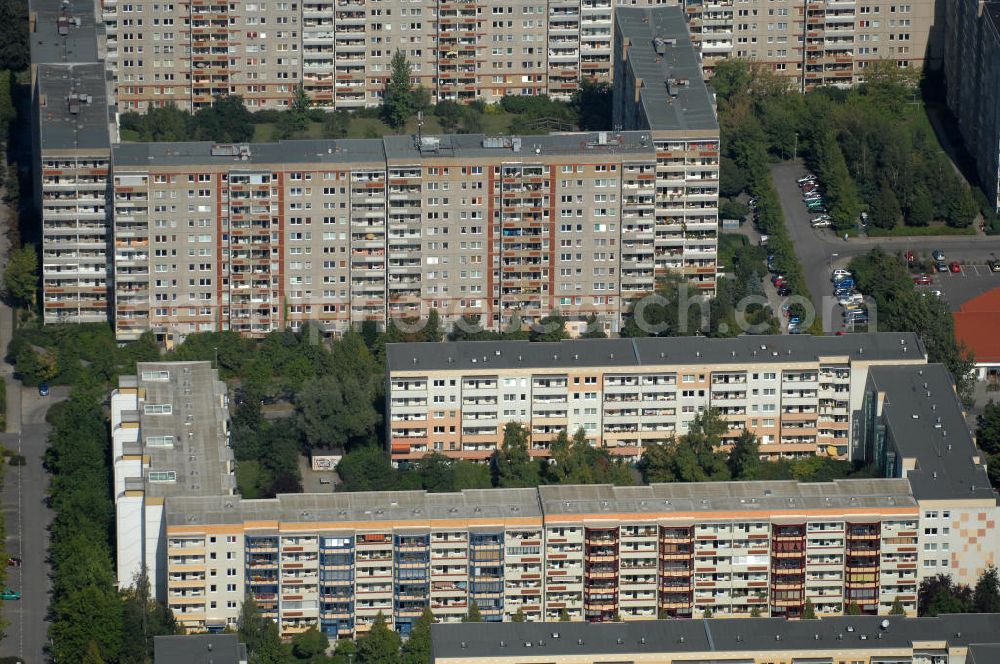 Berlin from the bird's eye view: Blick auf Mehrfamilienhaus / Plattenbau an der Friedrich-Richter-Straße Ecke Wolfgang-Heinz-Straße Ecke Bruno-Apitz-Straße in Berlin-Buch.