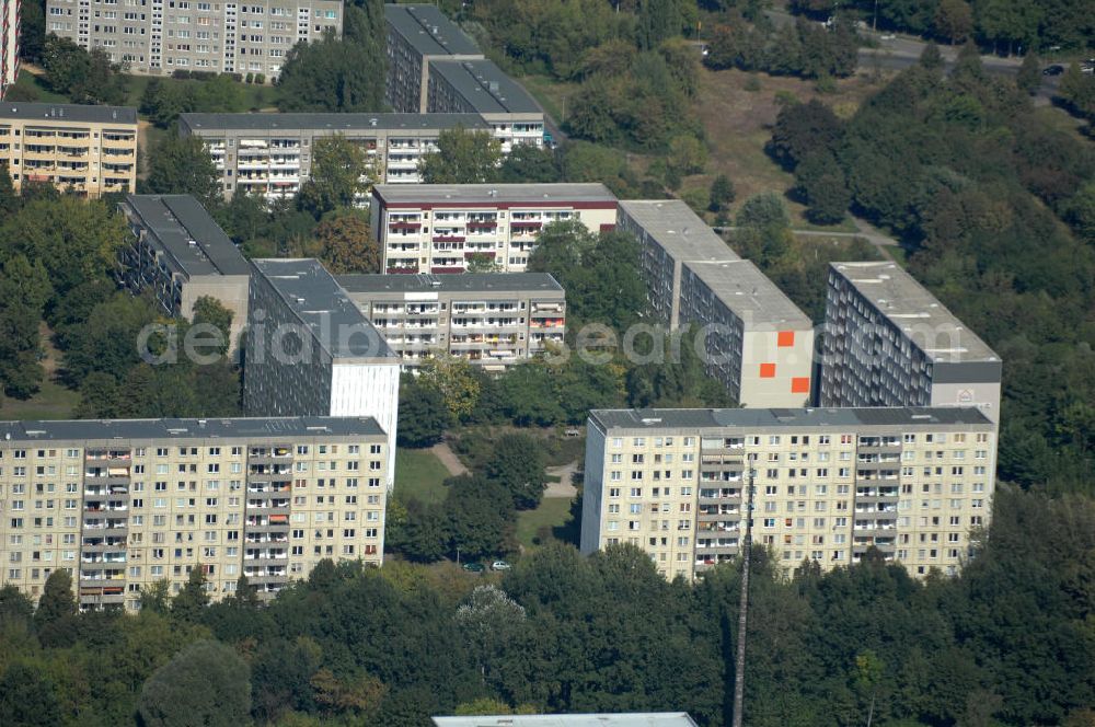 Aerial photograph Berlin - Blick auf Mehrfamilienhaus / Plattenbau an der Walter-Friedrich-Straße Ecke Groscurthstraße in Berlin-Buch.