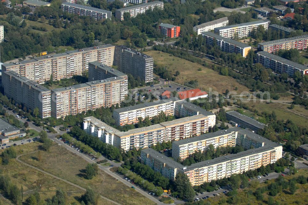 Aerial photograph Berlin - Blick auf Mehrfamilienhaus / Plattenbau an der Friedrich-Richter-Straße Ecke Wolfgang-Heinz-Straße Ecke Bruno-Apitz-Straße in Berlin-Buch.