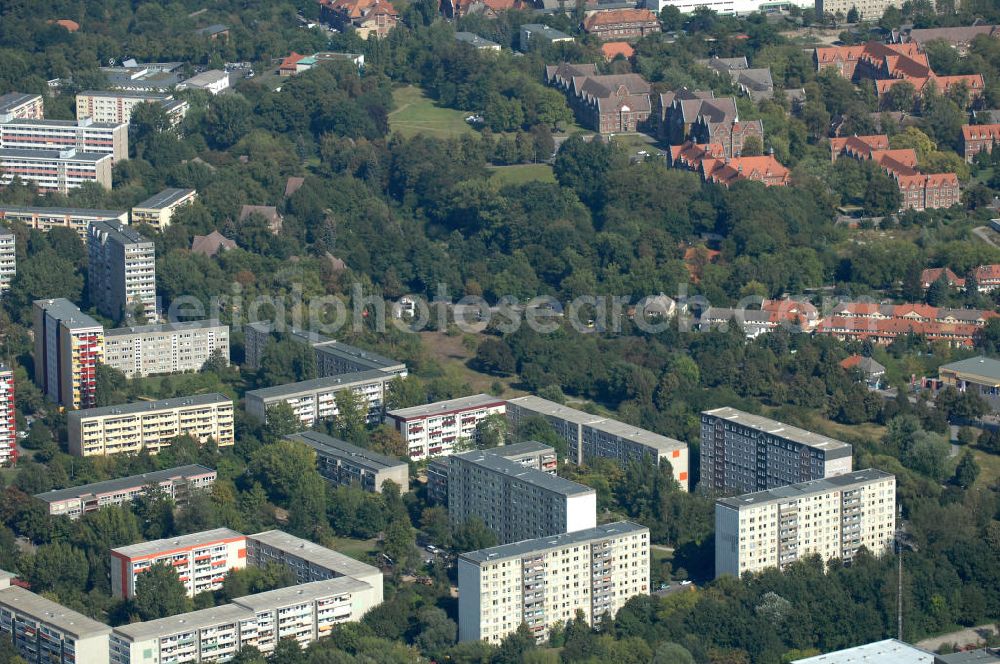 Berlin from above - Blick über Mehrfamilienhäuser / Plattenbauten an der Walter-Friedrich-Straße Ecke Groscurthstraße Ecke Franz-Schmidt-Straße in Richtung Helios Klinikum Berlin-Buch.