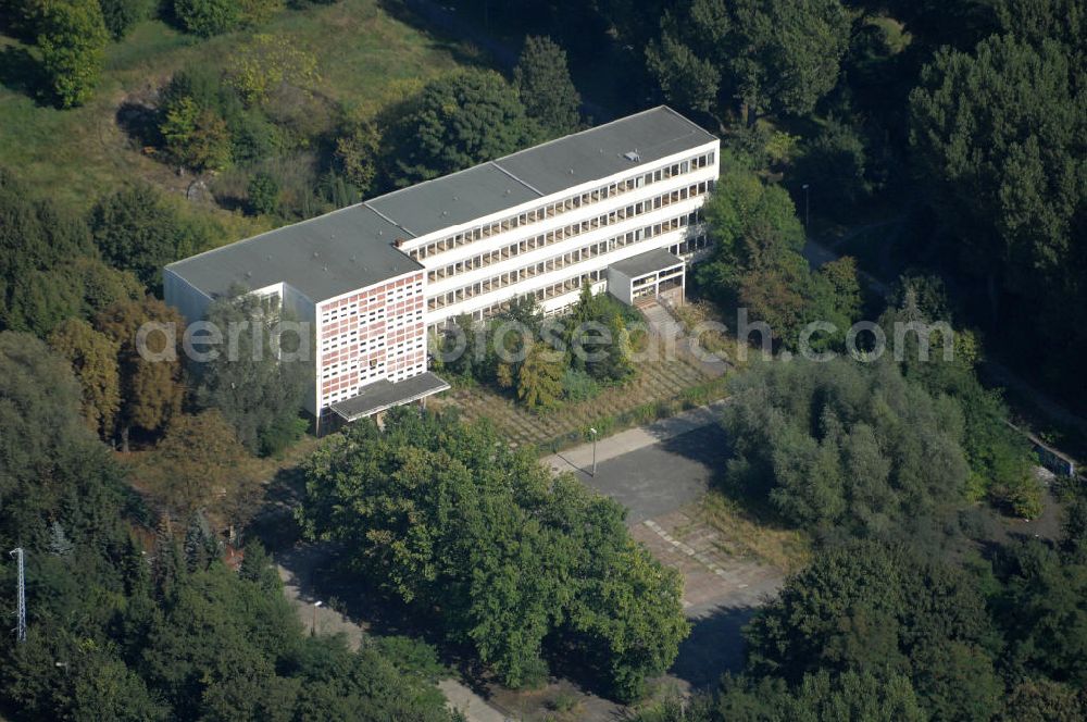 Aerial photograph Berlin - Blick auf die ehemalige Berufsfachschule für Sozialwesen, Sozialpädagogik und Altenpflege an der Wiltbergstraße in Buch, welche nach dem Umzug nach Friedrichshain leer steht.