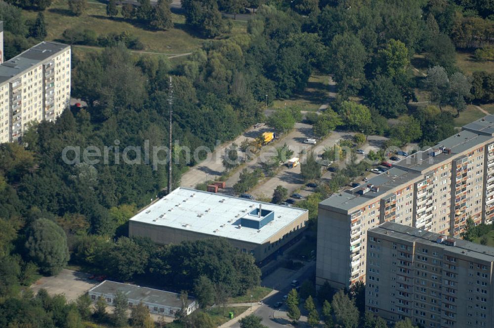 Berlin from the bird's eye view: Blick auf Mehrfamilienhäuser / Plattenbauten an der Wolfgang-Heinz-Straße in Berlin-Buch.