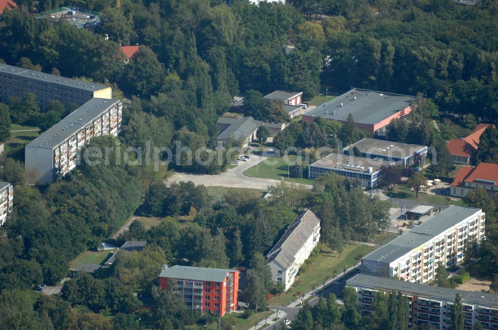 Aerial image Berlin - Blick vorbei an Plattenbauten / Mehrfamilienhäuser auf die Bibliothek mit Rechenzentrum und die Mensa / Warburg Saal des Campus Berlin-Buch. Die Blibliothek ist eine wissenschaftliche Spezialbibliothek für Mitarbeiter des Max-Delbrück-Centrums für Molekulare Medizin.