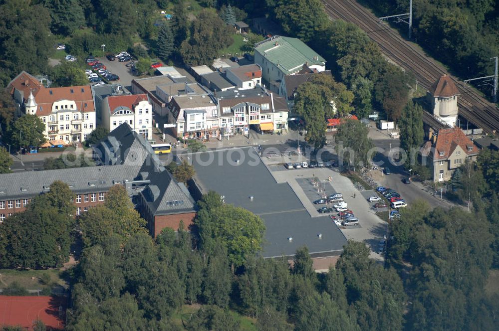 Aerial photograph Berlin - Blick vorbei an der Grundschule am Sandhaus auf Wohn- und Geschäftshäuser am S-Bahnhof Buch an der Wiltbergstraße.