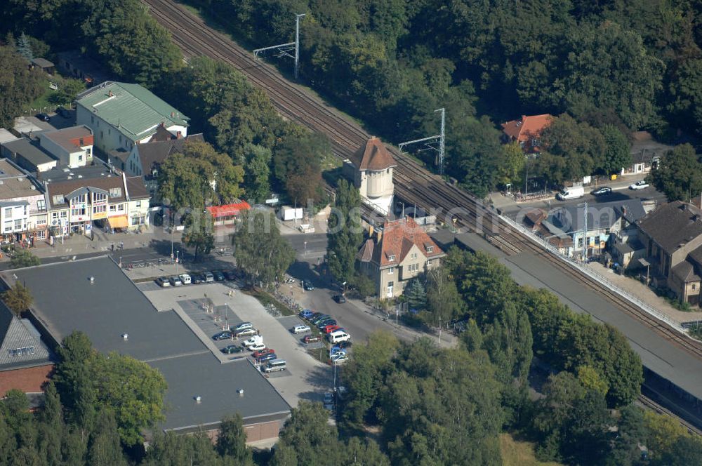 Berlin from above - Blick vorbei an der Grundschule am Sandhaus auf Wohn- und Geschäftshäuser am S-Bahnhof Buch an der Wiltbergstraße.