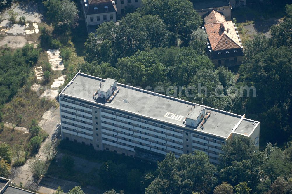 Aerial image Berlin - Blick auf die zwischen 1960 bis 1962 erbaute, heute leerstehende, Klinik für Rehabilitation auf dem Geländes des Waldhausses / Tuberkulose-Heilstätte in Berlin-Buch.