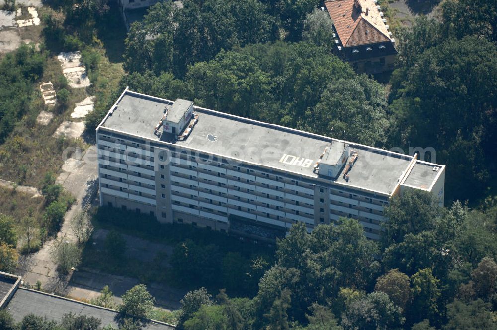 Aerial photograph Berlin - Blick auf die zwischen 1960 bis 1962 erbaute, heute leerstehende, Klinik für Rehabilitation auf dem Geländes des Waldhausses / Tuberkulose-Heilstätte in Berlin-Buch.