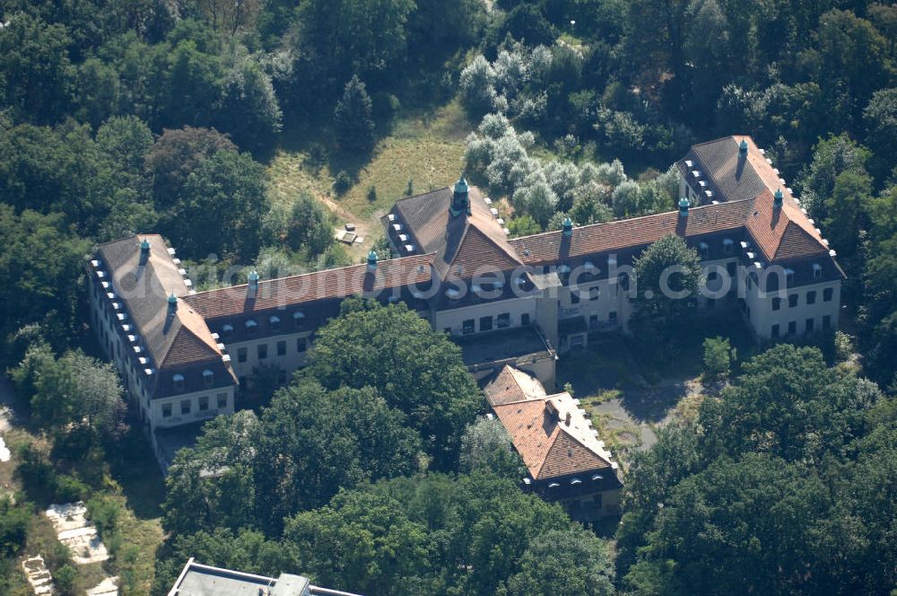 Berlin from above - Blick auf die ehemalige Tuberkulose-Heilstätte / Waldhaus Örtlicher Bereich IV Ludwig Hoffmanns in Berlin-Buch. Das von 1900 bis 1905 erbaute denkamlgeschützte und heute leerstehende Gebäude soll für das Projekt Life Science Center als s.g. Forscherschloss, ein Ausstellungs- und Informationszentrum der Lebenswissenschaften, genutzt werden. Über die Förderung durch den Bezirksausschuss wird seit Langem entschieden.