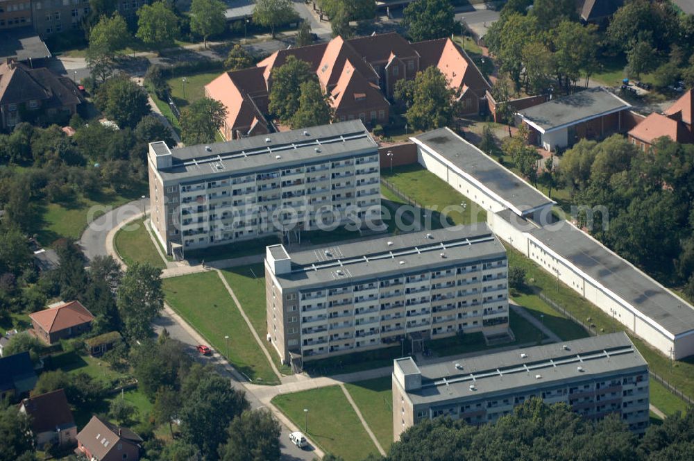 Berlin from above - Blick über Mehrfamilienhäuser / Plattenbau am Lindenberger Weg auf das Krankenhaus des Maßregelvollzugs / Forensik Abteilung IV in Berlin-Buch.