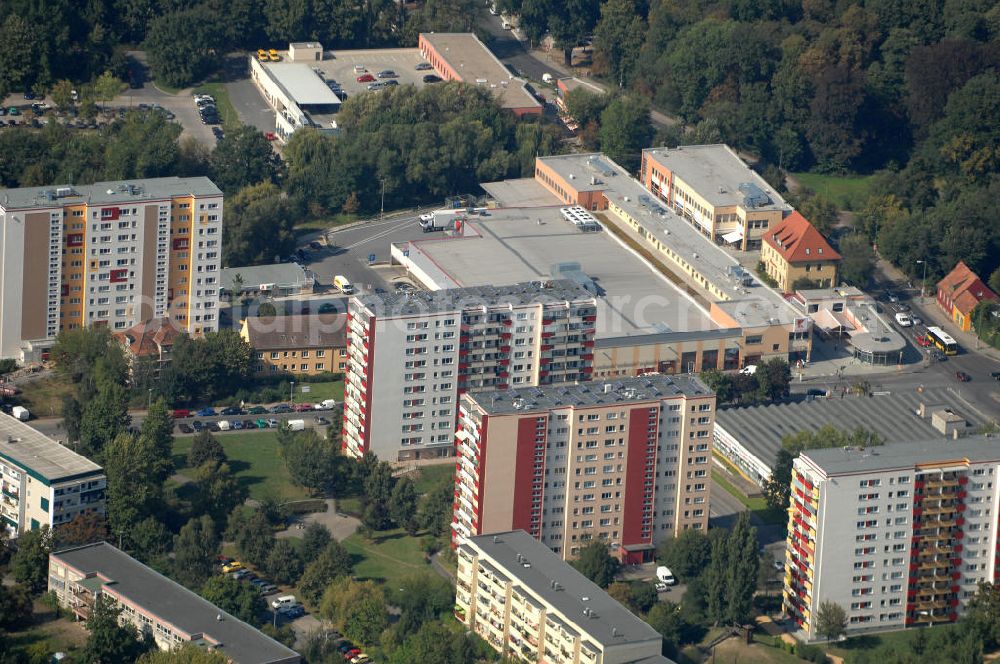 Aerial photograph Berlin - Blick auf Mehrfamilienhäuser / Plattenbauten an der Walter-Friedrich-Straße Ecke Franz-Schmidt-Straße Ecke Groscurthstraße in Berlin-Buch.