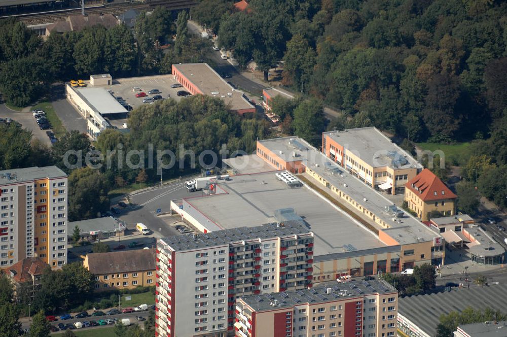 Berlin from above - Blick über Mehrfamilienhäuser / Plattenbauten an der Walter-Friedrich-Straße Ecke Groscurthstraße auf einen Supermarkt der Kaufland-Kette in Berlin-Buch.