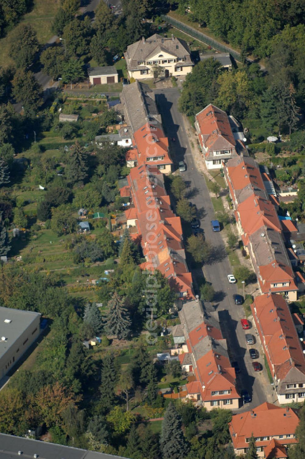 Berlin from the bird's eye view: Blick auf Mehrfamilienhäuser an der Siedlungsstraße in Berlin-Buch.