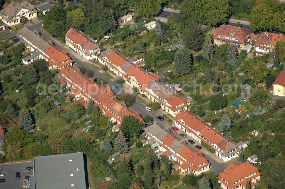 Berlin from above - Blick auf Mehrfamilienhäuser an der Siedlungsstraße in Berlin-Buch.