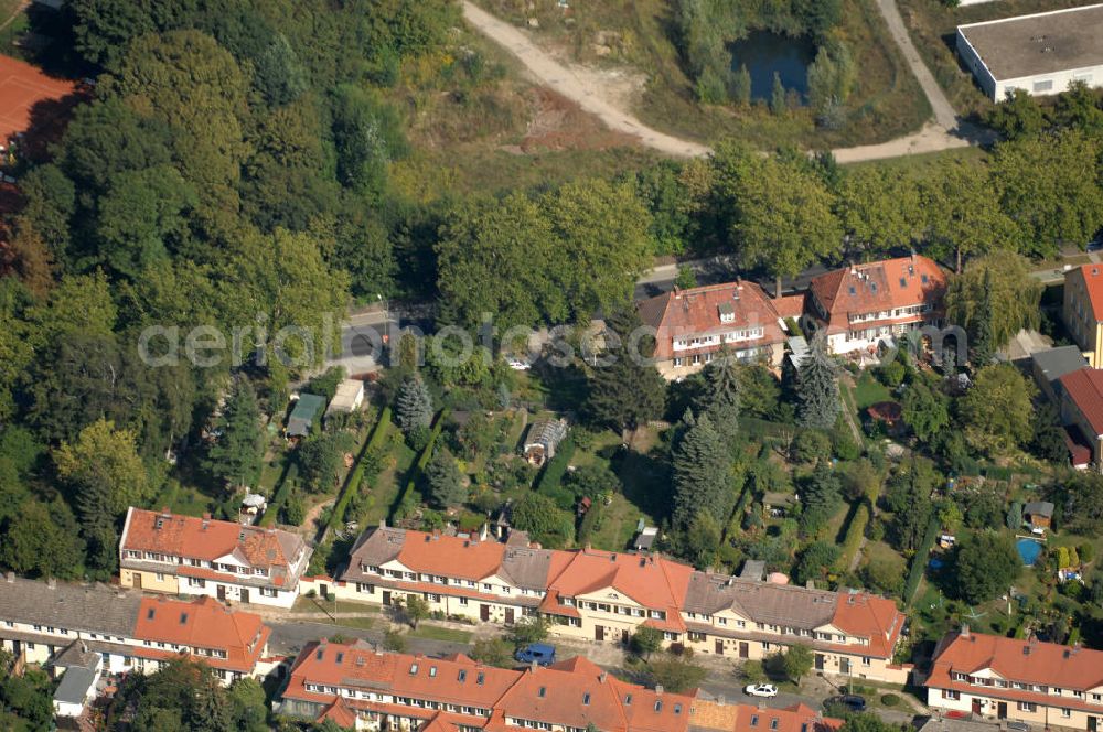 Aerial photograph Berlin - Blick auf Mehrfamilienhäuser an der Siedlungsstraße und am Lindenberger Weg in Berlin-Buch.