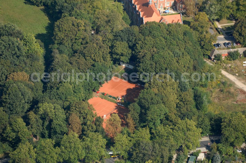 Berlin from above - Blick auf Tennisplätze am Lindenberger Weg Nahe dem Klinikum Buch.