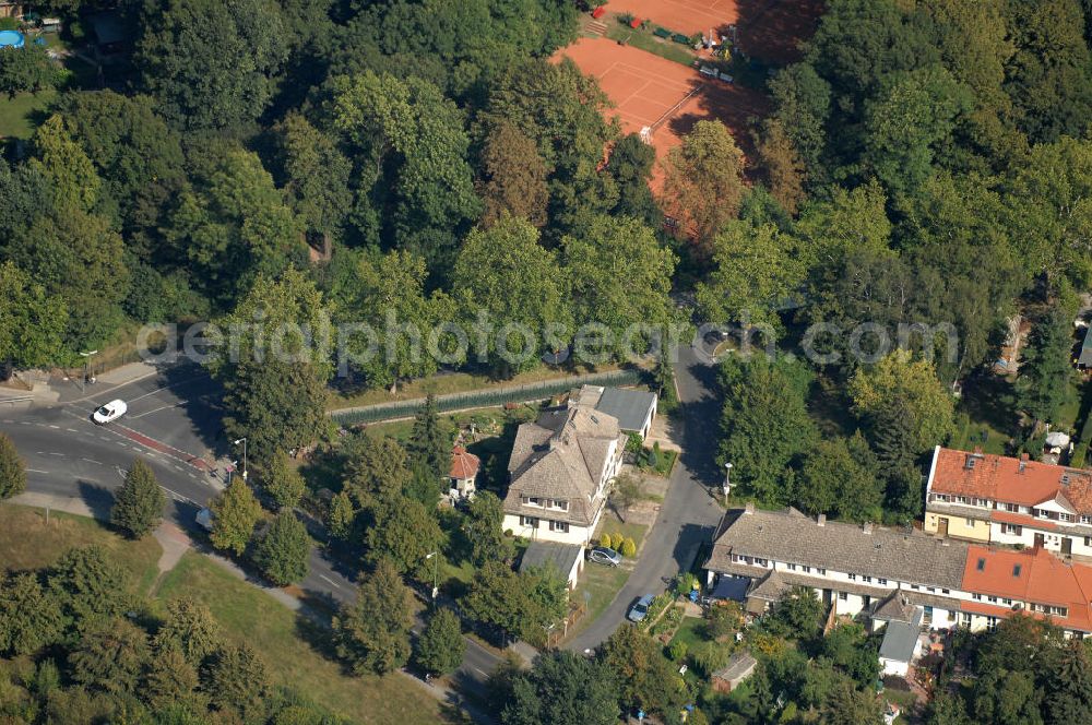 Berlin from the bird's eye view: Blick auf Mehrfamilienhäuser am Siedlungsstraße Ecke Lindenberger Weg in Berlin-Buch.