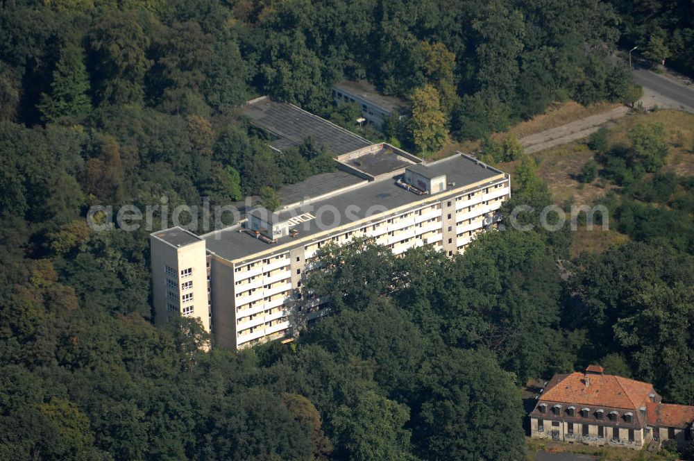 Aerial photograph Berlin - Blick auf die zwischen 1960 bis 1962 erbaute, heute leerstehende, Klinik für Rehabilitation auf dem Geländes des Waldhausses / Tuberkulose-Heilstätte in Berlin-Buch.