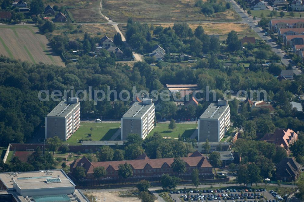 Berlin from the bird's eye view: Blick über das Krankenhaus des Maßregelvollzugs / Forensik Abteilung IV auf Mehrfamilienhäuser / Plattenbauten am Lindenberger Weg in Berlin-Buch.