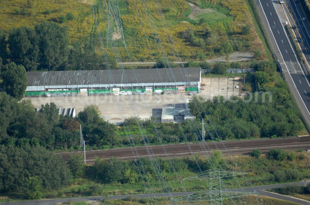 Berlin from above - Blick durch Stromleitungen auf eine Halle für Einsatzfahrzeuge des THW auf dem Geländes des Technischen Hilfswerk, Ortsverband Berlin Pankow an der Wiltbergstraße neben dem Berliner Ring / Autobahn A 10 / E 55 in Buch. Das Gelände diente ehemals als Hauptsitz der Zivilverteidigung der DDR.