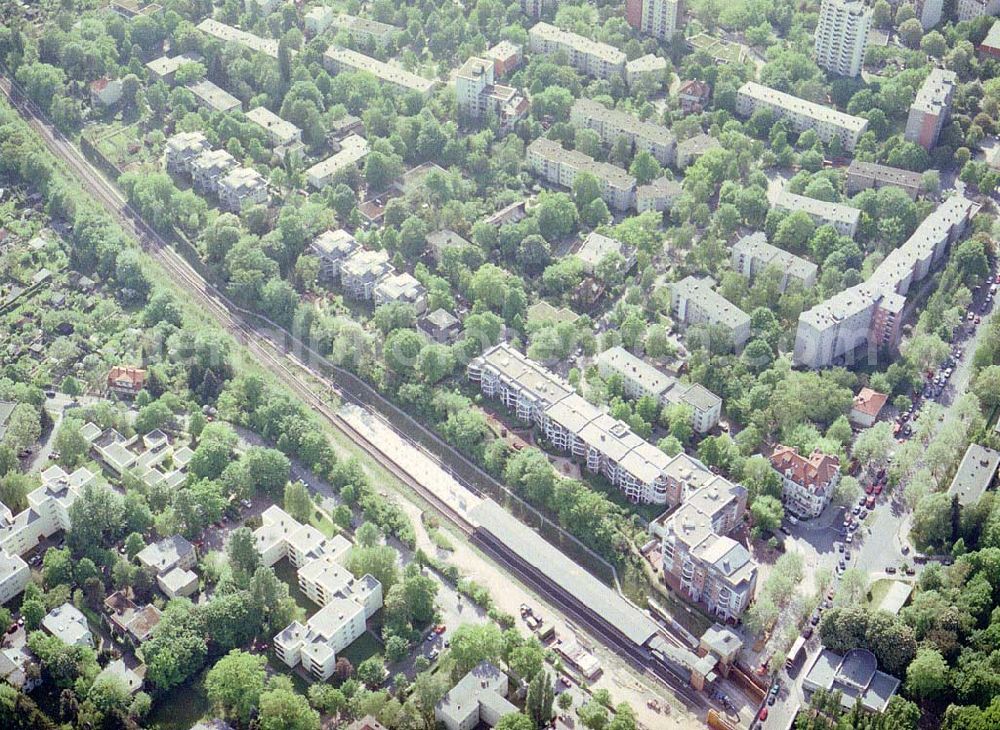 Berlin - Steglitz from above - Wohnanlage der UNIVERSA HV GmbH (Kleiststraße 3-6 in 10787 Berlin) an der Buhrowstraße / Ecke Steglitzer Damm in Berlin - Steglitz.