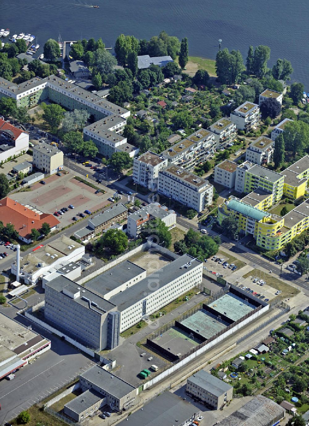 Berlin from the bird's eye view: Detention center at the Grünauerstraße in Berlin - Köpenick. In the detention center of the deportation prison custody for foreign applicants is enforced