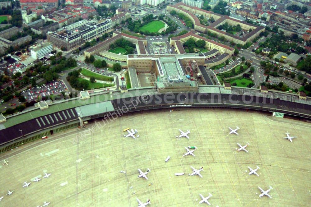 Berlin / Tempelhof from the bird's eye view: 02.10.1994 Berlin Flughafen Tempelhof