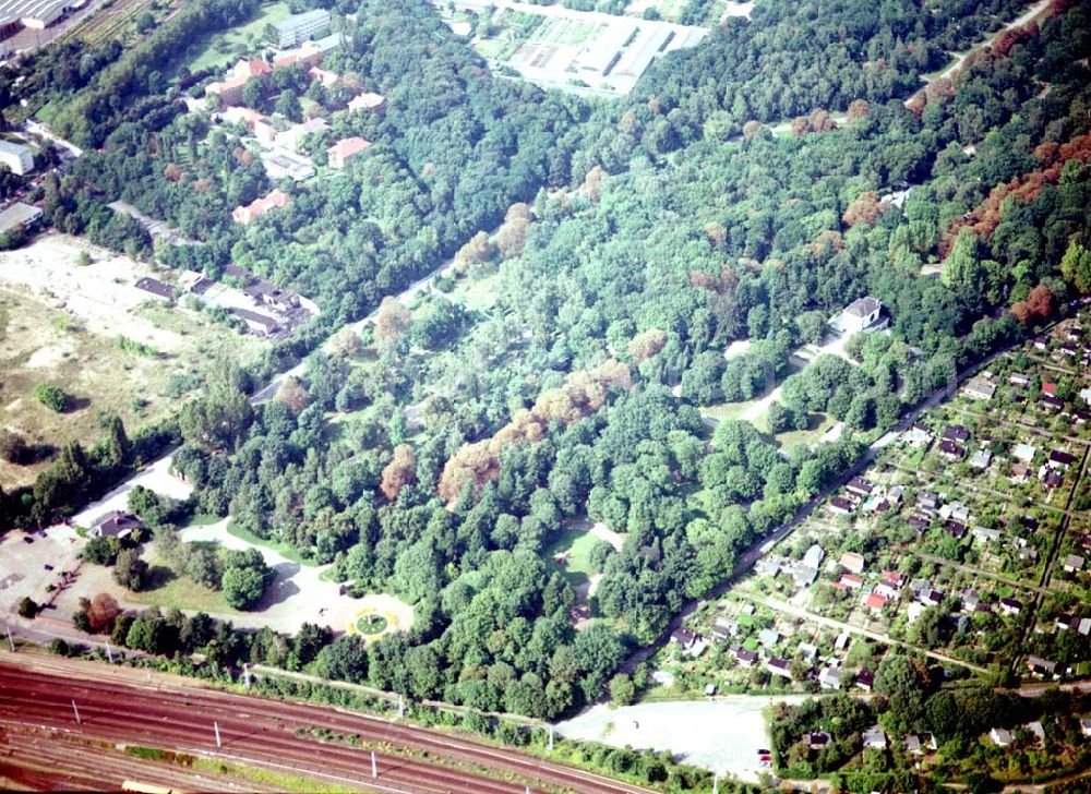 Aerial image Berlin - Friedrichshain - Ehrenfriedhof in Berlin - Friedrichsfelde / Gedenkstätte der Sozialisten