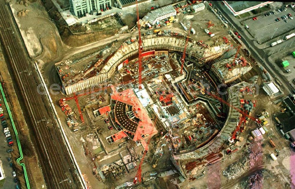 Brandenburg from the bird's eye view: 02.1995 Berlin Friedrichshain Baustelle der Firma OSB Sportstättenbau Velodrom