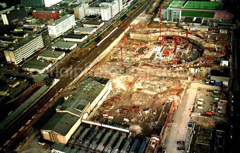 Brandenburg from above - 02.1995 Berlin Friedrichshain Baustelle der Firma OSB Sportstättenbau Velodrom