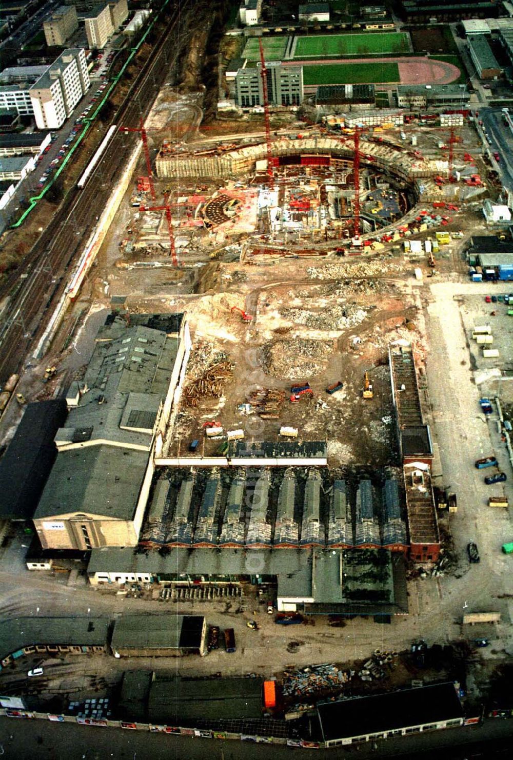 Brandenburg from the bird's eye view: 02.1995 Berlin Friedrichshain Baustelle der Firma OSB Sportstättenbau Velodrom