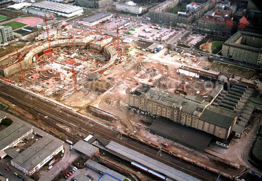 Brandenburg from above - 02.1995 Berlin Friedrichshain Baustelle der Firma OSB Sportstättenbau Velodrom