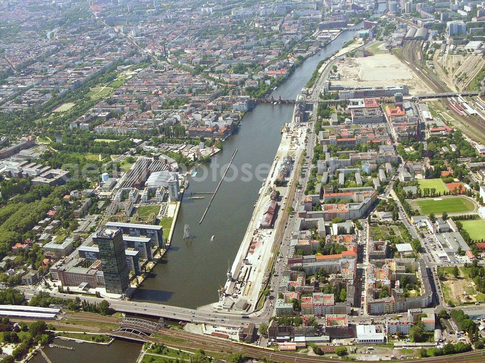 Berlin - Friedrichshain from the bird's eye view: Blick auf das Gelände des Berliner Osthafens der BEHALA an der Spree