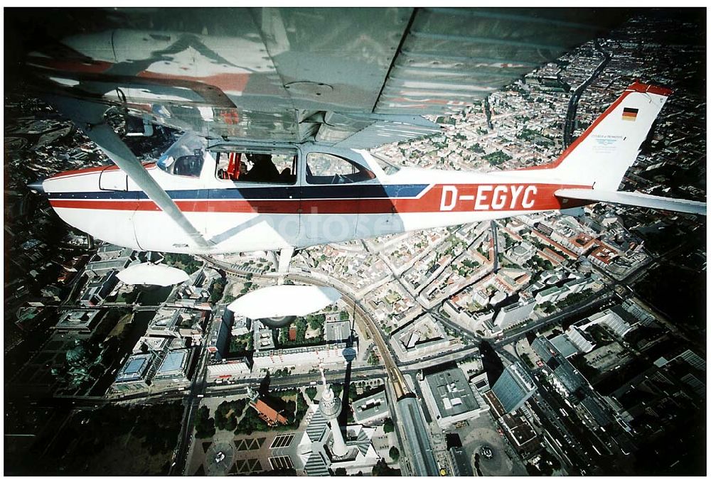 Berlin - Friedrichshain from above - Berlin - Friedrichshain Luftbildeinsatz über Berlin - Friedrichshain mit der C172 der Agentur LUFTBILD&PRESSEFOTO in 2000 ft