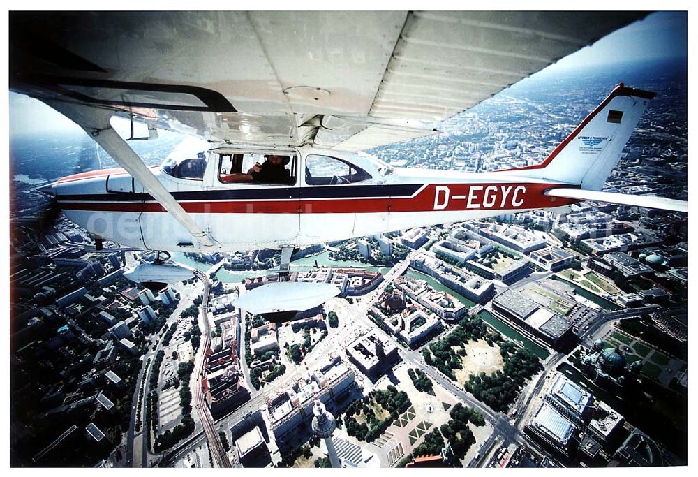 Berlin - Friedrichshain from the bird's eye view: Berlin - Friedrichshain Luftbildeinsatz über Berlin - Friedrichshain mit der C172 der Agentur LUFTBILD&PRESSEFOTO in 2000 ft