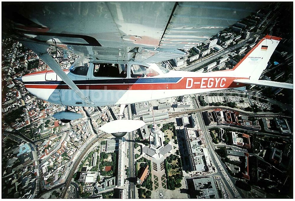 Berlin - Friedrichshain from above - Berlin - Friedrichshain Luftbildeinsatz über Berlin - Friedrichshain mit der C172 der Agentur LUFTBILD&PRESSEFOTO in 2000 ft