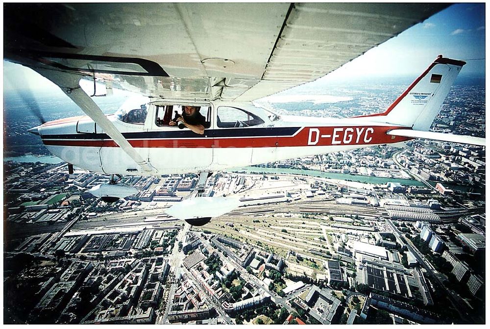 Berlin - Friedrichshain from the bird's eye view: Berlin - Friedrichshain Luftbildeinsatz über Berlin - Friedrichshain mit der C172 der Agentur LUFTBILD&PRESSEFOTO in 2000 ft