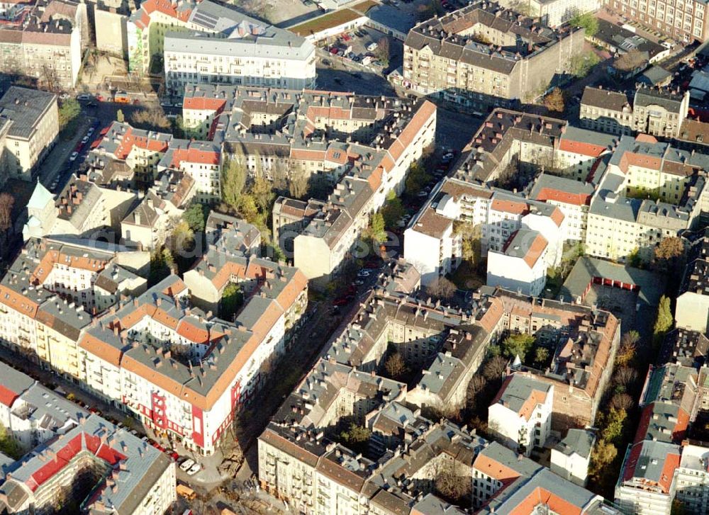 Aerial photograph Berlin - Friedrichshain - Berlin - Friedrichshain (Nähe S-Bhf. Ostkreuz) Wohngebiet Lenbachstrasse mit dem Wohnhaus Lenbachstrasse 16 (Projekt der Borger & Nodes Grundbesitz GmbH) 05.11.2002