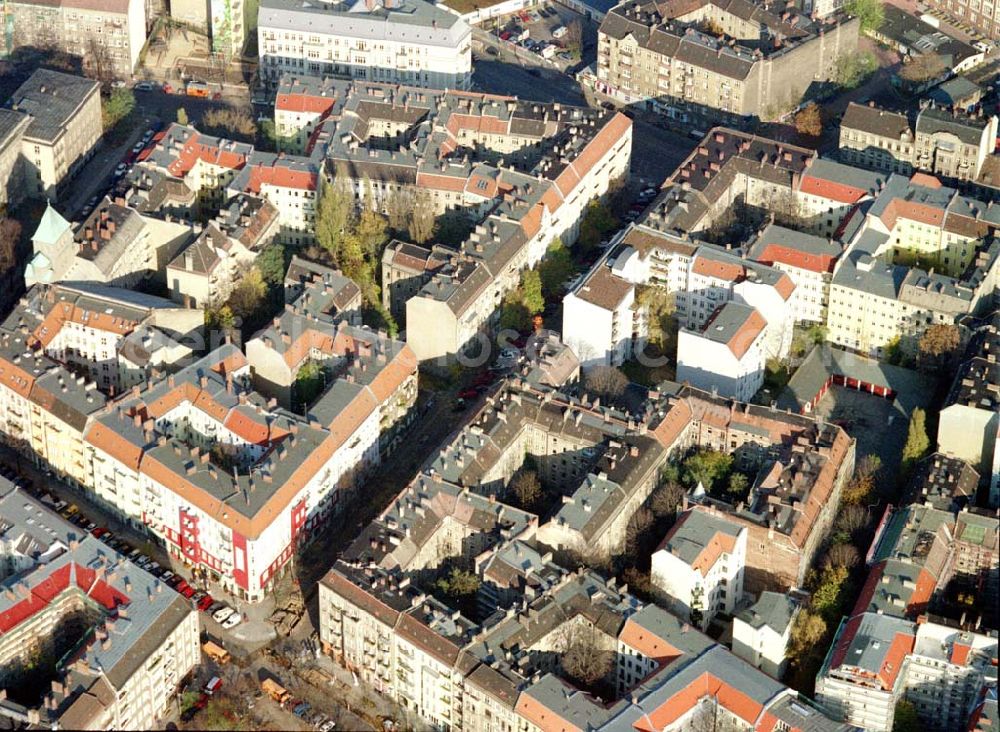 Berlin - Friedrichshain from above - Berlin - Friedrichshain (Nähe S-Bhf. Ostkreuz) Wohngebiet Lenbachstrasse mit dem Wohnhaus Lenbachstrasse 16 (Projekt der Borger & Nodes Grundbesitz GmbH) 05.11.2002